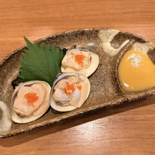 三片炙烤蛤蜊刺身
