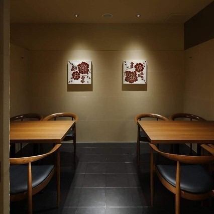 店内奥には3名様・6名様の個室があり大切な人との会食やお顔合せにもふさわしい上質な空間です。シンプルながら意匠が感じられる上品な空間は大切な人との会食、お祝いの集まり、両家の始まりを祝うお顔合せにもふさわしい個室です。周りの音などが気にならない完全プライベート空間で至高のお料理とお酒をお愉しみください