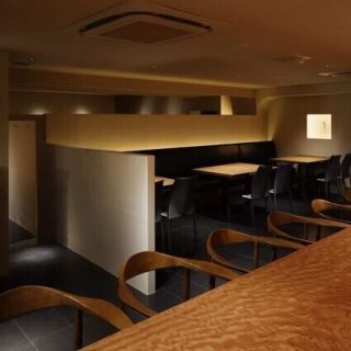 【テーブル席】和の美を感じられる美意識高い空間の中にあるテーブル席です。ビジネスでのご接待、冠婚葬祭などのご家族とのご会食などに最適です。ほどよく肩の力を抜いて語れる雰囲気なので、ゆったりとしたひとときをお過ごしください。