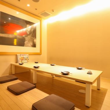 Take off your shoes and enjoy your meal in a relaxing tatami room.