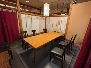 【テーブル席/半個室】落ち着いた雰囲気の半個室テーブル席です。8名様までご利用いただけます。