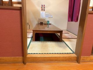 【小上がり/掘りごたつ】6名様までご利用いただけるくつろぎの掘りごたつ式個室が3室ございます。