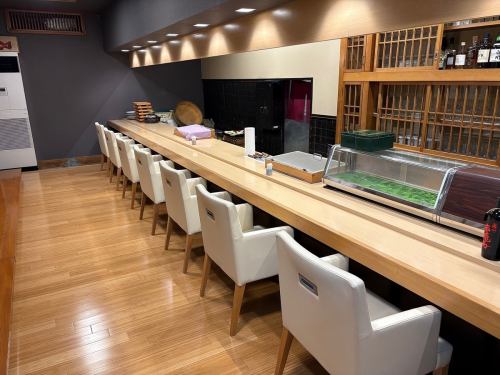 【カウンター】目の前で板前の仕事を眺めながらお食事ができるカウンター席です。