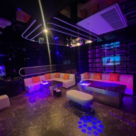 (完全個室）中ルーム※全部屋飲み放題料金込　定員８名様まで　1部屋17,600円／１ｈ
