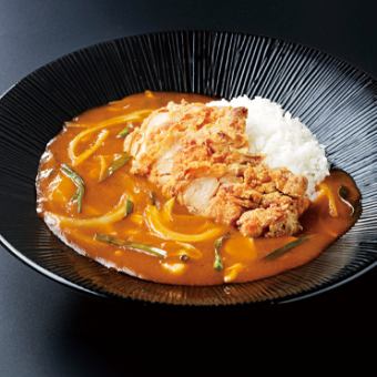 鶏唐揚げをのせた中華スパイスカレー（辛）