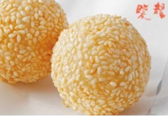 一口サイズのゴマ団子2個