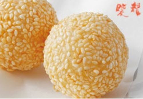 一口サイズのゴマ団子2個