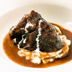 Stewed beef cheeks in red wine (1 serving)