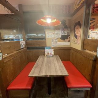 2名～4名様までに少人数向けテーブル席、背もたれ有り！※画像は系列店