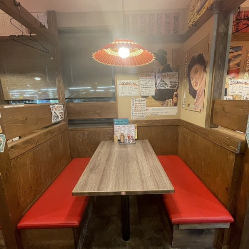 2名～4名様までに少人数向けテーブル席、背もたれ有り！※画像は系列店