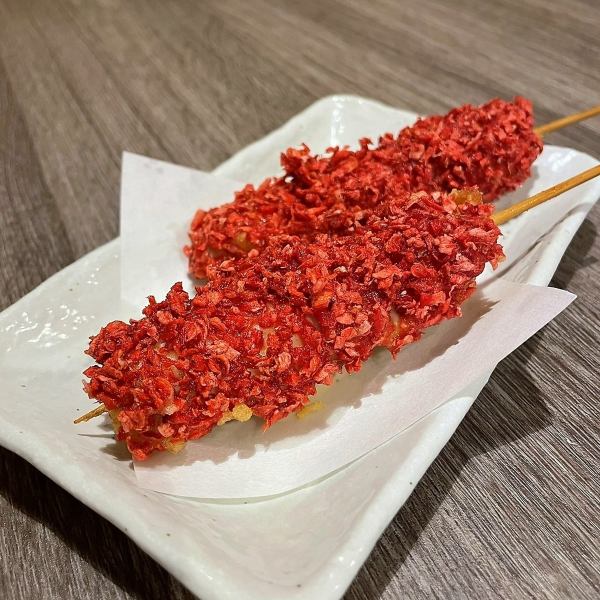 【一番人気とり紅天】刻んだ紅しょうがを衣にまとったとり紅天はレモンサワーとの相性抜群です！