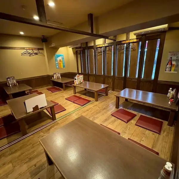 奥行きがあり程よく広く、程よくこじんまりした店内。お店の奥はテーブルが繋げられるので団体様でも分かれずに着席可能◎