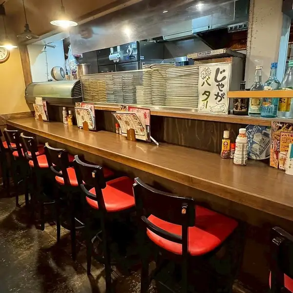 ≪活気あふれるキッチンと対面のカウンター席≫お1人様大歓迎！お仕事帰りにサクッとカウンターで1杯どうぞ。