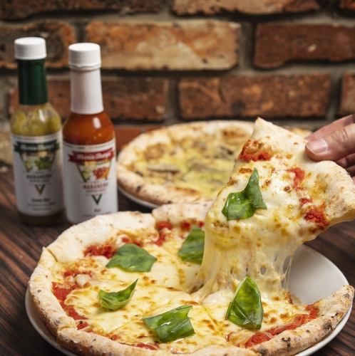 当店名物の人気料理♪500度の石窯で焼き上げる自慢のPIZZA。50種類以上のピザをご用意しております。