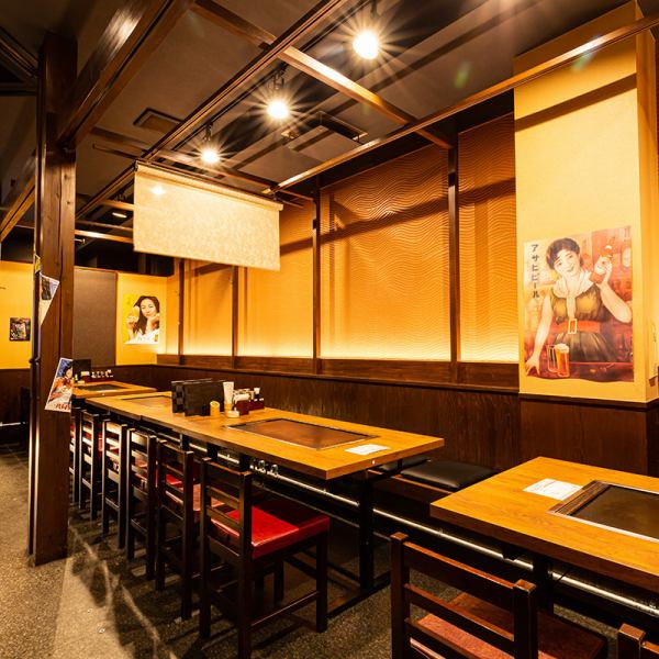 大家可以围坐在铁板周围，在复古的氛围中放松身心，和家人朋友一起来享受大阪的特色美食吧！