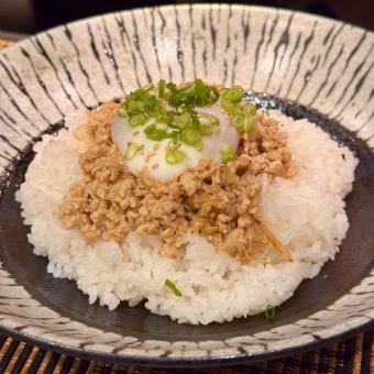 そぼろと温泉卵の混ぜご飯