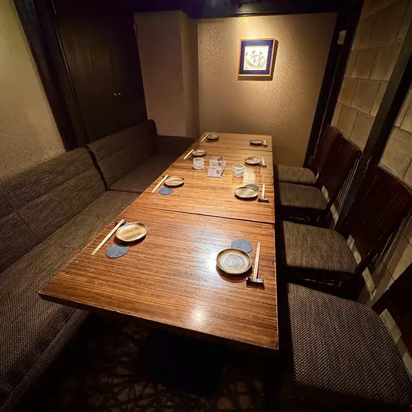 【女子会やデートにも】1Fテーブルは全席完全個室となっております。木の扉で仕切られた空間はまるで大人の隠れ家♪周りを気にせずご友人や大切な方と素敵なひとときをお過ごしください。おすすめ料理の紹介も行っているので、何を食べるか迷っている方も安心してお楽しみいただけます◎皆さまのご来店お待ちしております！