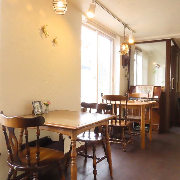 扉を開けると広がるのは、日常のスイッチをオフにする癒やしの空間です。当店人気の真心込めて仕上げた手作りスイーツは、お酒の後の締めくくりにもぴったり◎お食事はもちろん、コーヒー一杯からのリラックスタイムも大歓迎いたします!洗練されたインテリアの中で、ゆったりと流れる贅沢な時間をどうぞ◎