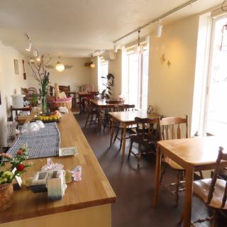 《少人数での宴会も対応可能なテーブル席です◎》