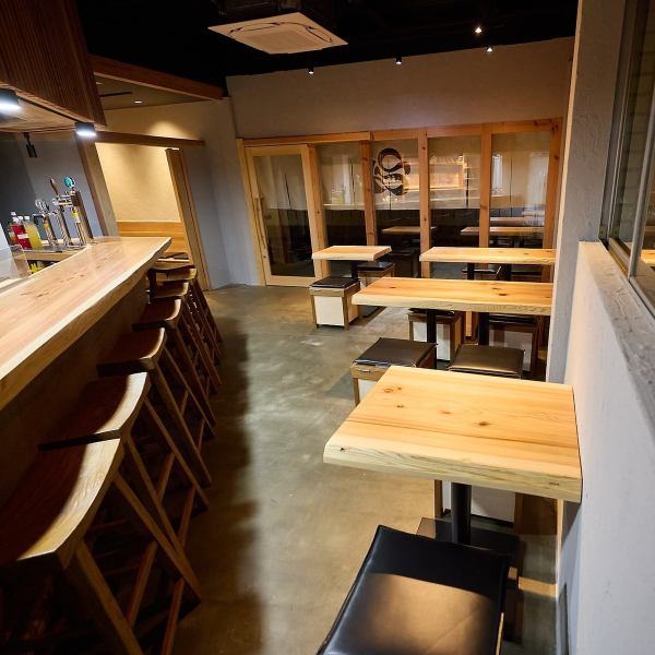 【カウンター席】アットホームで居心地の良い空間が魅力◎周りを気にせずゆったりと過ごせるテーブル席や、デートにも最適なカウンター席をご用意しています★美味しいお肉とお酒を囲んで、友人や大切な人と素敵な時間をお過ごしください！