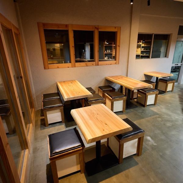 【テーブル席】時間を忘れてリラックスできる空間をご提供！広々としたテーブル席は、グループでのご利用に最適です♪最大12名様までご着席可能です！美味しいお肉と、それに合う種類豊富なお酒を楽しみながら、会話を弾ませてくださいね！グループでの宴会の際にはお席が埋まりやすいためご予約がおすすめです。