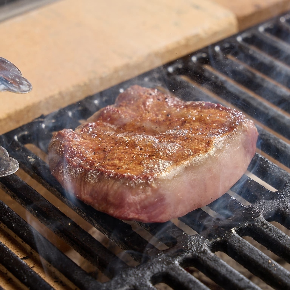 塊肉の状態で焼き上げステーキのようなお肉でご提供