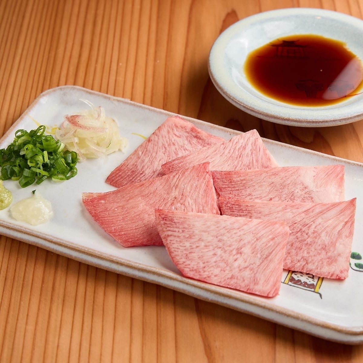 新鮮な鶏肉を注文のたびに炭火で焼き上げご提供する逸品。