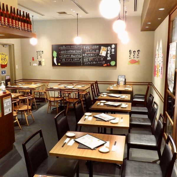 店内は和をイメージした落ち着きのある空間となっております。テーブル席は余裕のある広さですのでゆっくりとお過ごしいただけます。大名古屋ビルジング3階、買い物帰りにも気軽に立ち寄れるお店。テーブル席は最小2名様～ご用意しております。