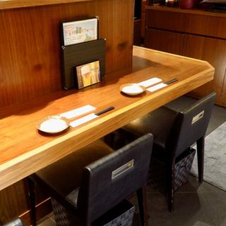 L字型のカウンター席、会社帰りのサク飯やラフなお食事、デートにも。　お一人様なども気軽にご利用いただけます。