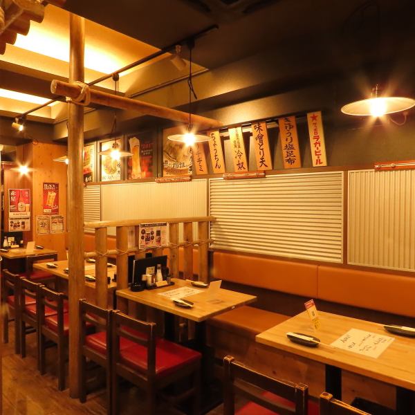 The interior of the store has an old-fashioned atmosphere, with wooden decor and soft lighting creating a comfortable space.The table seats can flexibly accommodate small to large groups, and have partitions to ensure a great sense of privacy.From a drink after work to a lively banquet, you can relax and enjoy a blissful time while enjoying our specialty dishes.
