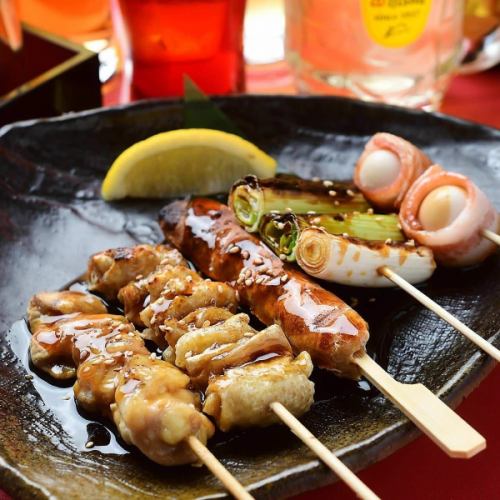 居酒屋的主食烤雞肉串也可供購買。