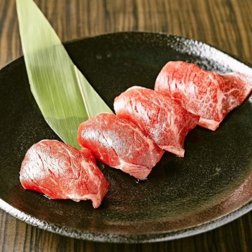 享用使用黑毛和牛製作的奢華肉壽司