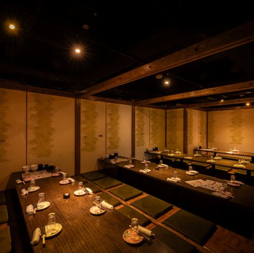 <p>【掘りごたつ個室】全席が個室となっている当店。周りに気兼ねなく酒食と会話を満喫できるプライベートな空間です。6名様までの小規模個室から10名様までの中規模グループ向けの個室、136名様までの店内貸切まで対応できるお席をご用意しました。歓送迎会や会社の集まり、気軽な飲み会など用途に合わせてご利用ください。</p>