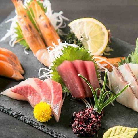 大人気お造り盛り合わせ☆自慢の旬の魚介を使用した数々の逸品◎種類豊富な飲み放題とご一緒に♪