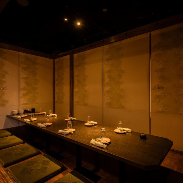 【全席掘りごたつ個室:10名様・20名様個室】お履き物を脱いでゆったり寛げる掘りごたつ個室は、10名様・20名様など中規模宴会にもご利用いただけます。脚を伸ばせるので長時間の宴会にも最適◎全席掘りごたつ個室となっておりますので、仕事仲間・サークル仲間とのちょっとした打ち上げなどでも周りを気にせず楽しめます♪