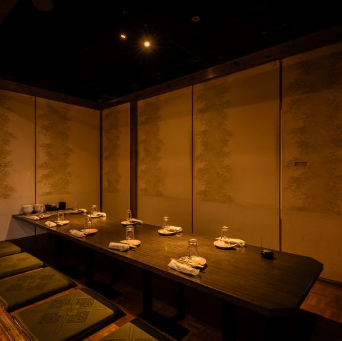 <p>【全席掘りごたつ個室:10名様・20名様個室】お履き物を脱いでゆったり寛げる掘りごたつ個室は、10名様・20名様など中規模宴会にもご利用いただけます。脚を伸ばせるので長時間の宴会にも最適◎全席掘りごたつ個室となっておりますので、仕事仲間・サークル仲間とのちょっとした打ち上げなどでも周りを気にせず楽しめます♪</p>