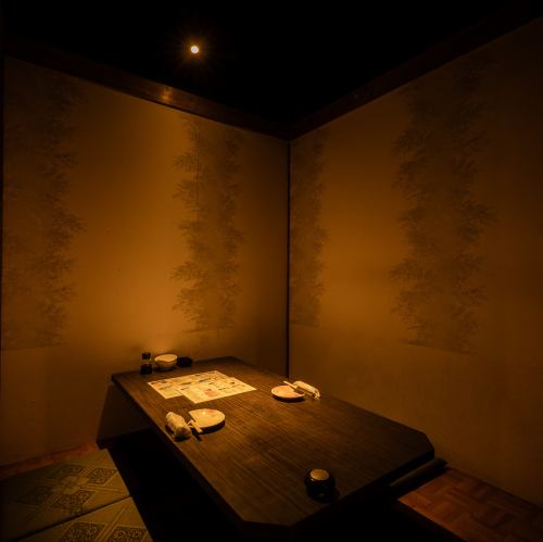 <p>【完全個室完備:2名様~】大人数はもちろんのこと、合コン・女子会などのちょっとした飲み会も大歓迎!2名様~の少人数でも個室へご案内いたしますので、周りを気にすることなくお食事や会話をお楽しみいただけます。神戸で完全個室居酒屋をお探しの方はぜひ当店へ♪和情緒溢れる落ち着いた雰囲気の中で至福のひとときを。</p>
