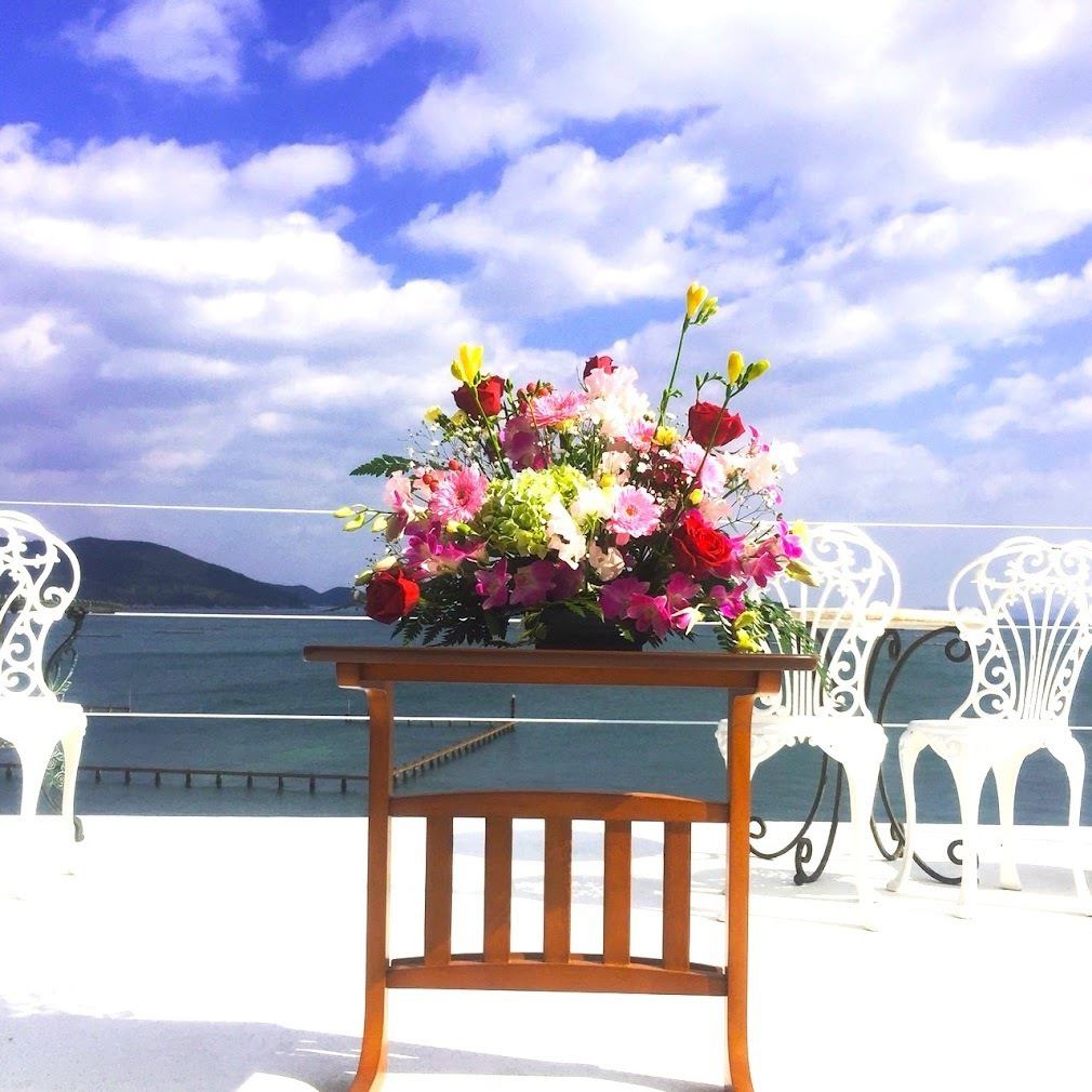 A cafe with a spectacular view of the Seto Inland Sea♪Enjoy your meal in the open interior!!