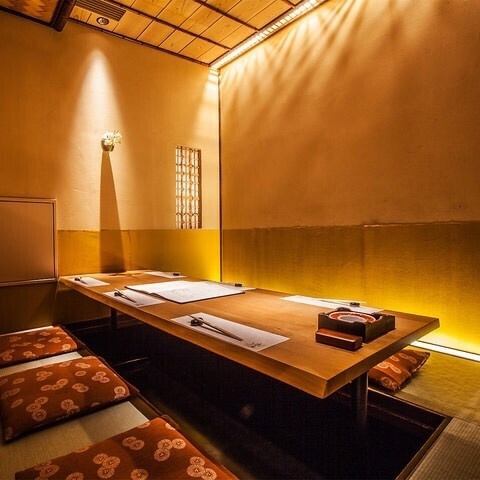 <p>2명부터 단체까지 다종 다양한 개인실석을 완비하고 있습니다.몇 명이라도 개인실에서 안내할 수 있으므로 장면을 불문하고 이용하실 수 있어요 ♪ 신경이 쓰이는 동료와의 회식, 빼놓을 수없는 접대 등 사용법은 고객님에 따라! 스탭 일동 마음을 담아 환대합니다 ♪ (개인실 선술집 무제한 음료 무제한 닭 야키토리 연회 여자 회 접대)</p>