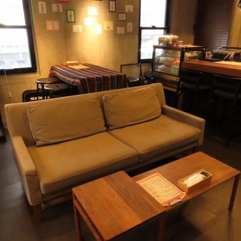 ふっかふかのソファー席は長時間滞在したくなる心地よさ♪木のぬくもりを感じさせる暖かみのある店内はご友人や恋人と気兼ねなくご来店下さい。女子会にも最適で10名～貸切も承ります！是非お気軽にご相談ください♪