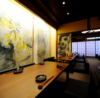 The tatami room of the tiger is symbolic on the 3rd floor, and the private room can be used for banquets of up to 36 people, connecting a private room of 20 people and a private room of 12 people.Regular seats with Japanese emotions can relax relaxed regardless of age or scene.Please use it for welcome reception and alumni association, various banquets.