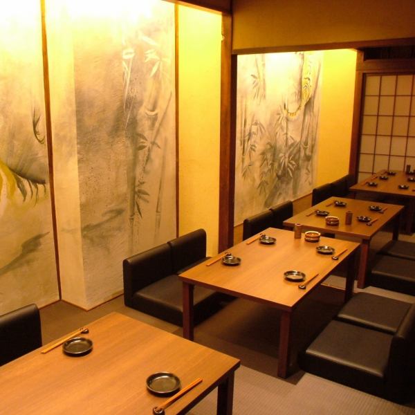 多达40人将在私人房间举行各种宴会。这是一间拥有日式氛围的宴会厅。请坐在轻松的座位上享用美食！