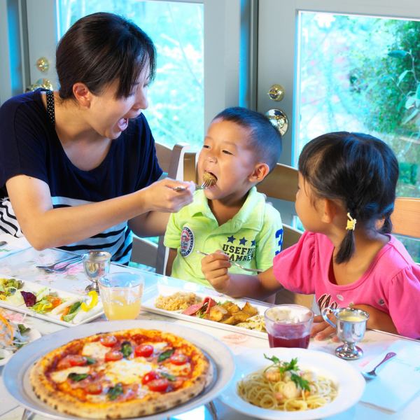 許多有孩子的家庭在周末來。甚至小孩子也可以享用比薩餅和麵食菜單，全家人都可以享用午餐和晚餐。請與您的家人一起度過愉快的用餐時間。目前，您還可以在家裡輕鬆享用外賣派對菜單！