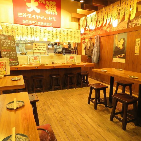 大漁旗が飾られた店内は雰囲気抜群！会社帰りやご宴会にも最適のお席をご用意です♪