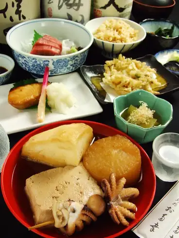 尽情享用我们传统的御田套餐,包含无限畅饮,价格为 6000 日元。