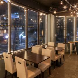 [2nd floor] We also recommend the table seats where you can relax and enjoy a drink while taking in the night view.It is also recommended for dates and special anniversaries.A selection of drinks unique to the bar.You're sure to find what you want to drink♪ [Bar place of us Garden] [Okayama/Station front/Okayama Station/Cocktails/Fruit/Sour/SNS-worthy/Darts/Karaoke/Girls' night out/After-party]