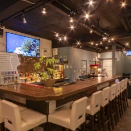 [2nd floor] Enjoy a luxurious time drinking slowly at the counter, a special seat for adults where you can have a friendly conversation with the staff! The appeal of the counter seats is that they can be used casually by individuals as well as groups! A new Okayama attraction that is bustling every day with both regulars and newcomers [Bar place of us Garden] [Okayama/Station front/Okayama Station/Cocktails/Sours/SNS-worthy/Darts/Karaoke/Girls' night out/After-party]