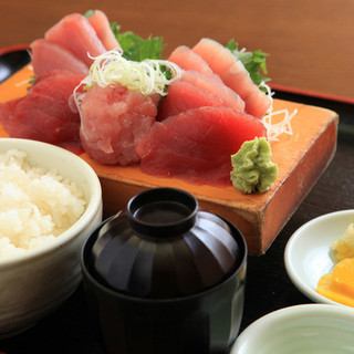 Tuna sashimi set meal is a popular restaurant♪