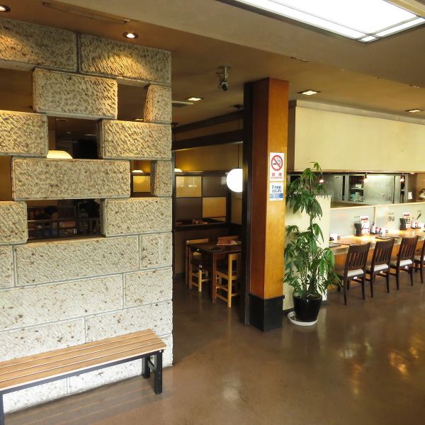 The interior of the store is Japanese style and has a calm atmosphere full of wooden textures.There are a wide variety of seats, including counter seats and sofa table seats, where you can enjoy fresh seafood in a relaxing Japanese space.