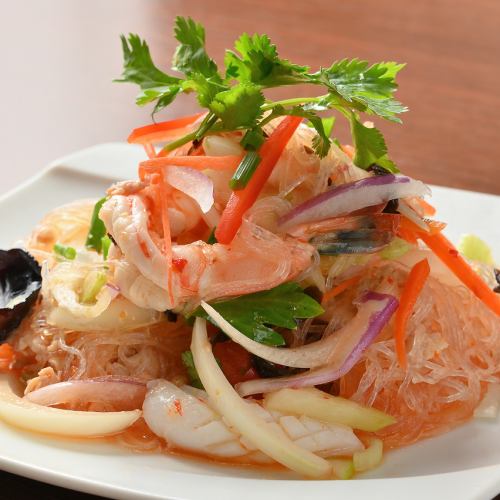 We offer authentic Thai cuisine with a spicy aroma and rich color.